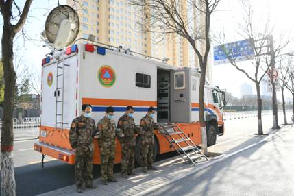 山西省人防辦信息保障中心值守人員肅立默哀，向英雄致敬、愿逝者安息